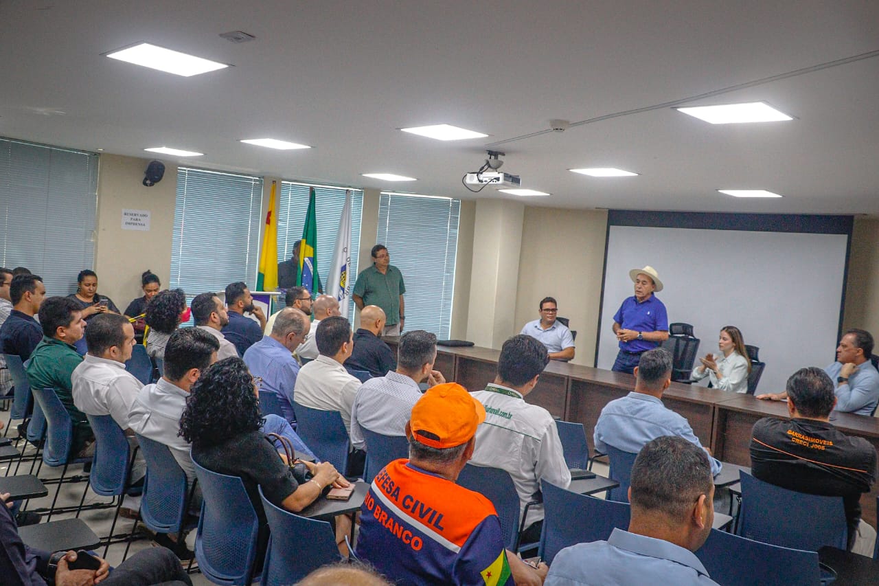 Prefeitura de Rio Branco reúne setor imobiliário para reforçar combate às queimadas urbanas