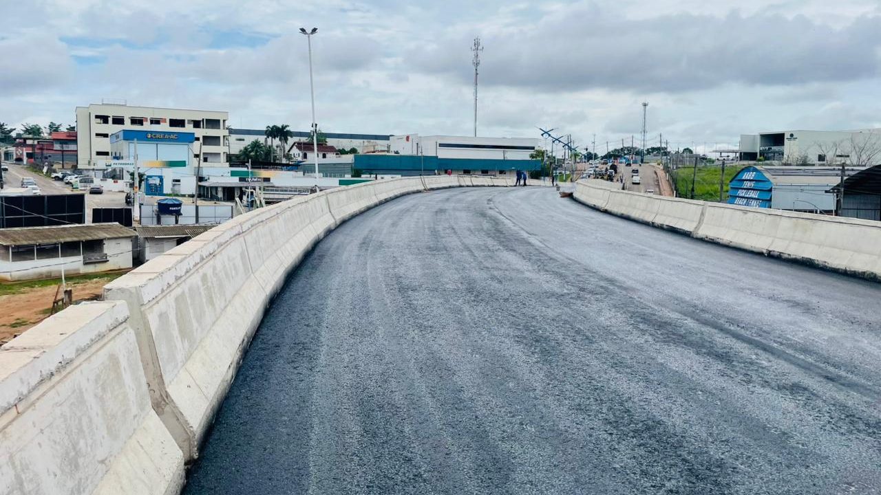 Obras da Prefeitura de Rio Branco avançam e elevado Mamedio Bittar recebe pavimentação asfáltica