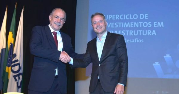 Ministro celebra anúncio de R$ 5,7 bi para ampliar aeroportos no país