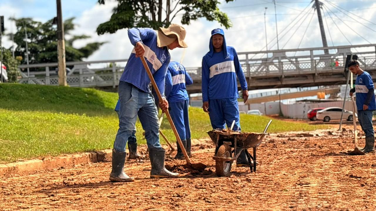 Prefeitura de Rio Branco intensifica limpeza após a vazante do Rio Acre e atua nos bairros afetados pela cheia