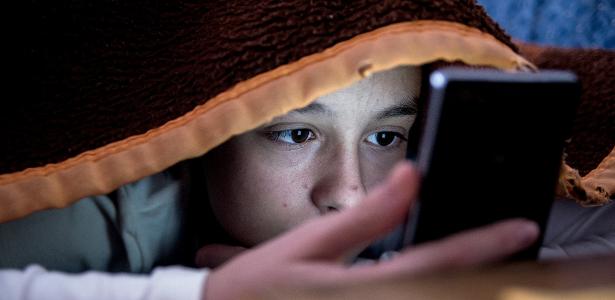 Redes sociais bombardeiam meninas com post sobre suicídio e meninos com bet