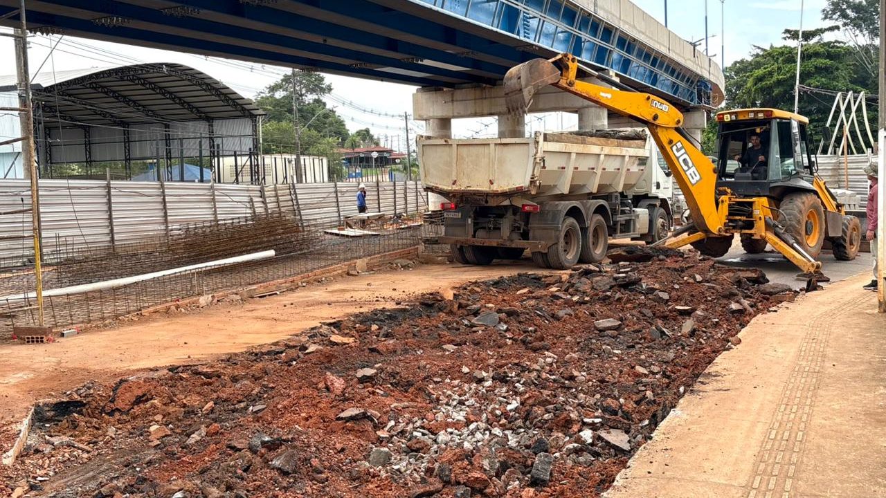 Prefeitura de Rio Branco realiza intervenção estrutural com macadame hidráulico na Estrada Dias Martins com Avenida Ceará