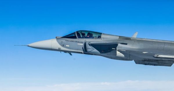 Lula batiza primeiro caça Gripen produzido no Brasil