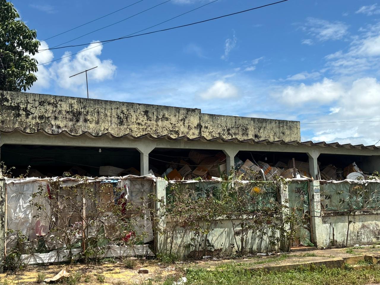 Prefeitura acompanha caso de acúmulo de materiais em residência no bairro Tropical e aguarda decisão do Tribunal de Justiça