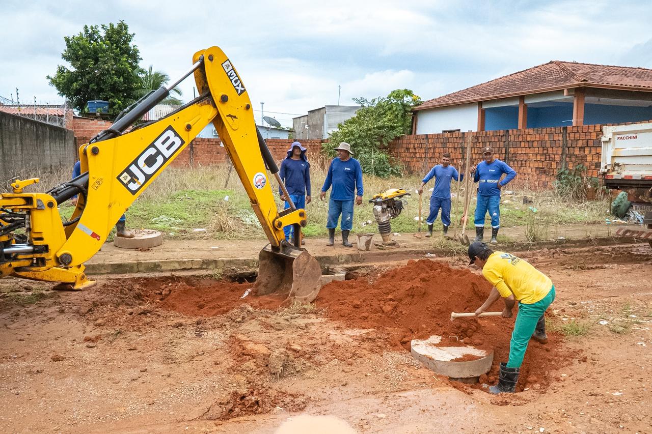 Prefeito de Rio Branco acompanha obras de recuperação viária no bairro Santo Afonso