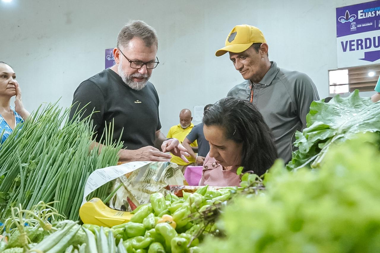 Prefeito de Rio Branco visita feirantes e acompanha obras no Mercado Elias Mansour durante feriado