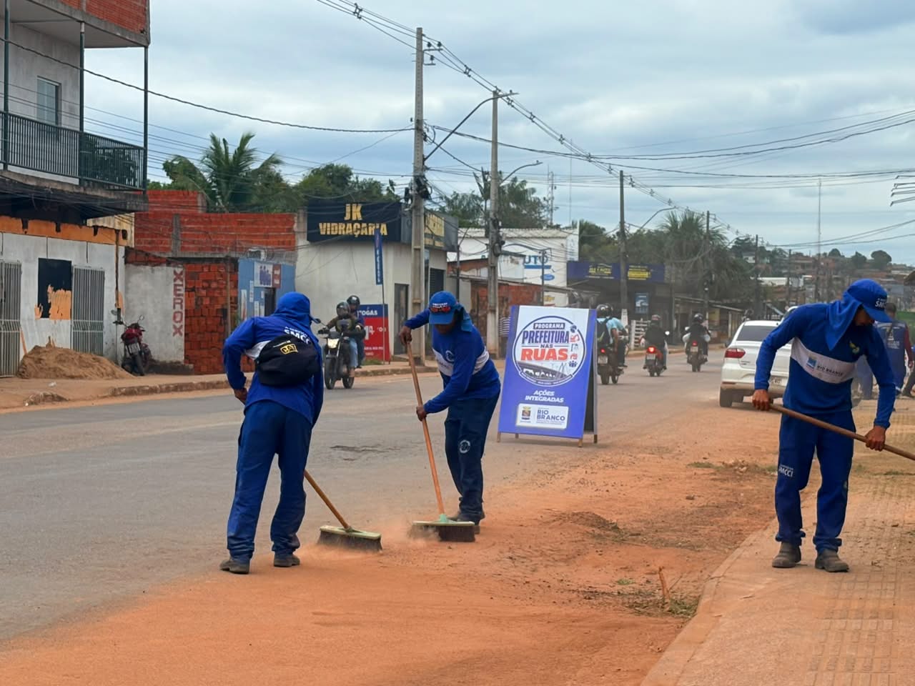 Prefeitura intensifica limpeza preventiva na Baixada da Sobral pelo programa “Prefeitura nas Ruas”
